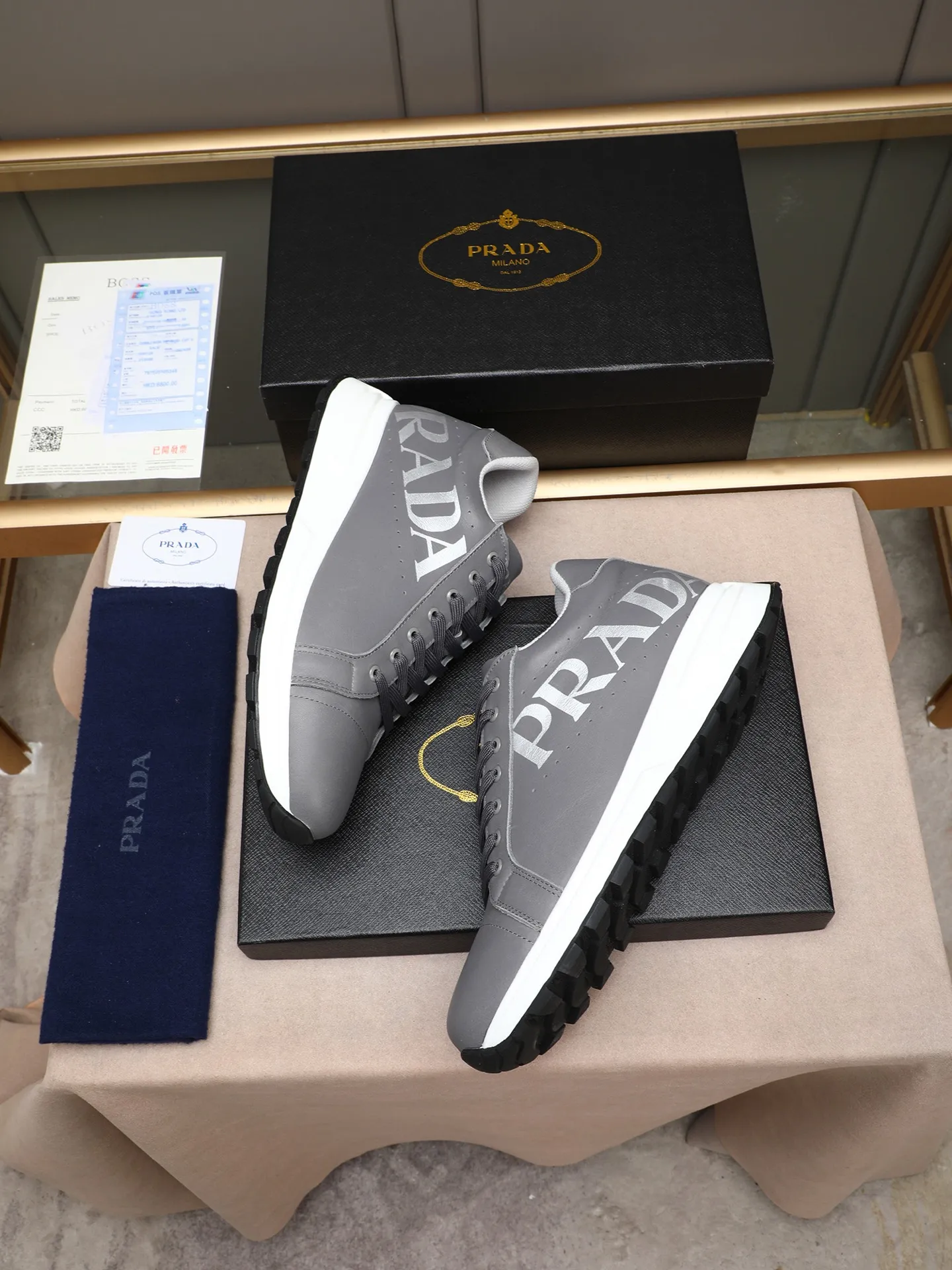 Men's shoes 💰460 PRADA's new model is on the market, the picture above is a must-sell! Fashionable casual men's shoes, trendy and versatile, relaxed and sporty style, imported cowhide leather uppers 3D printed and ultra-fine workmanship. Light and comfortable on the feet, available in 5 colors! 38-44(45 customized)